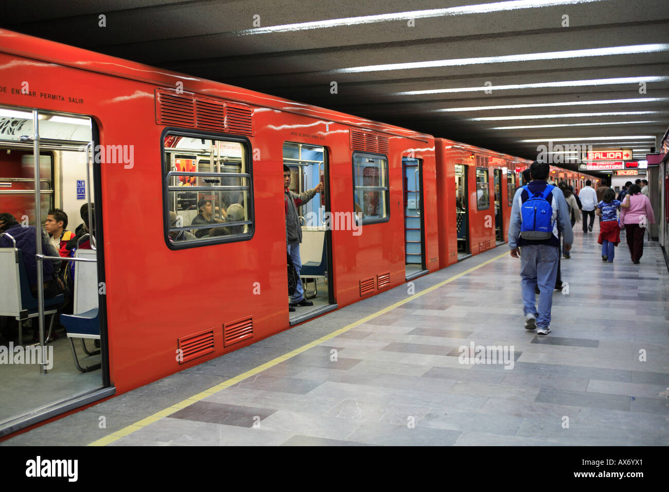 Metro u-Bahn Zug Bahnhof-Mexiko-Stadt Stockfoto