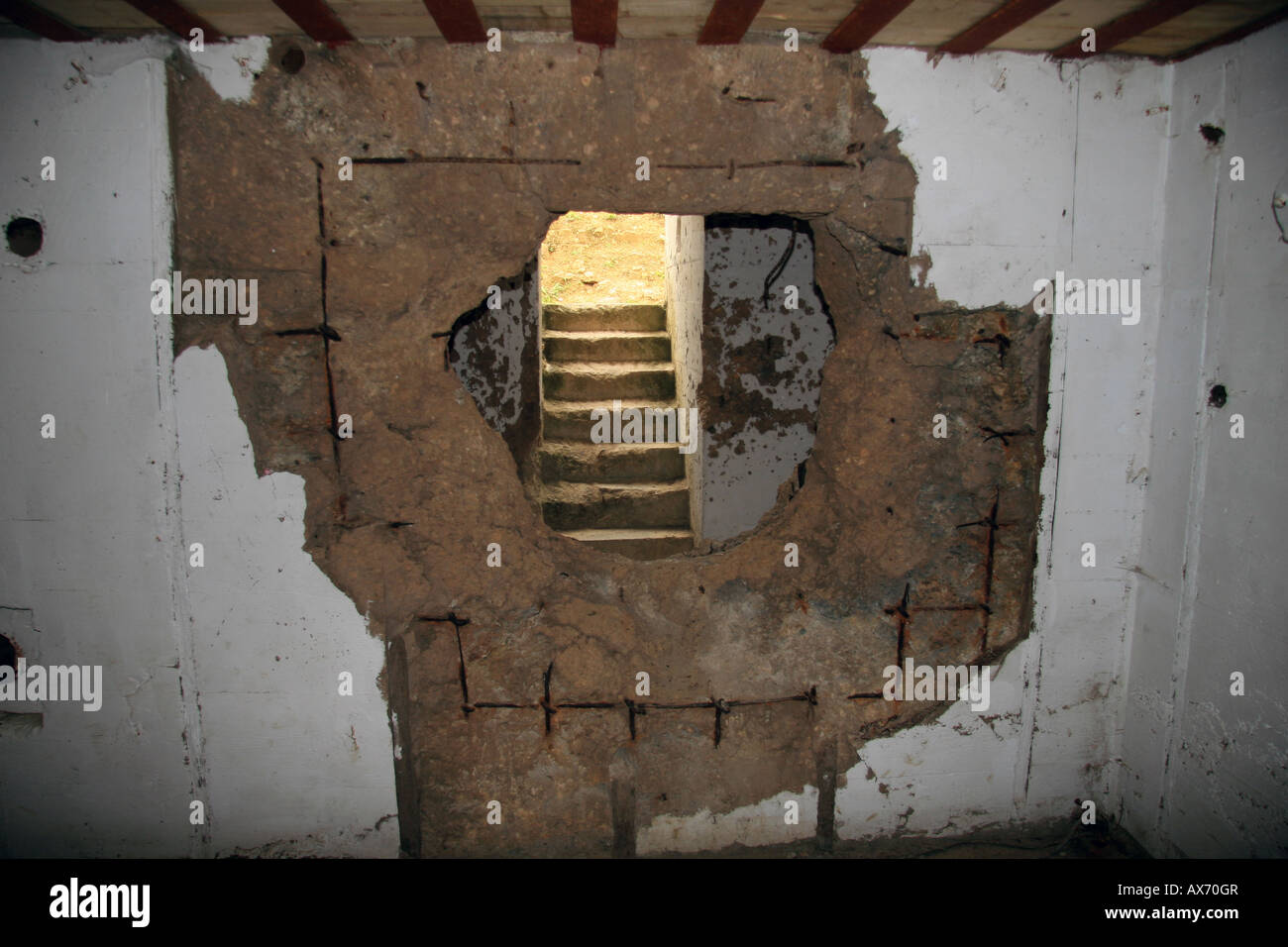 Interne Bunker Schäden an einer unterirdischen Unterschlupf bei den Saint-Marcouf Akku, Crisbecq, Normandie, Frankreich. Stockfoto