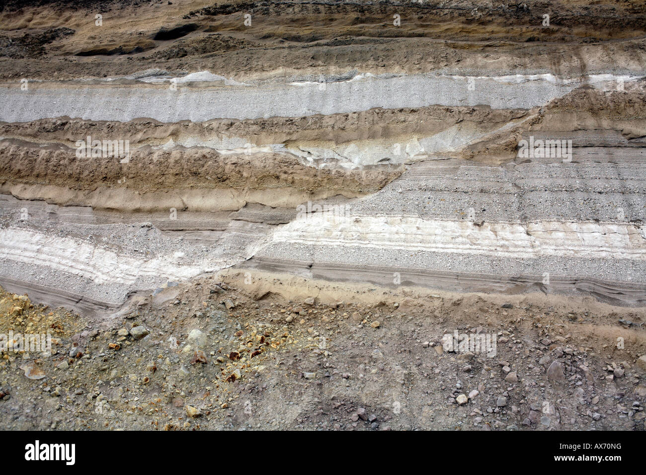 Geologische Störung in Schichten von Vulkanasche ausgesetzt in einem Weg schneiden Stockfoto