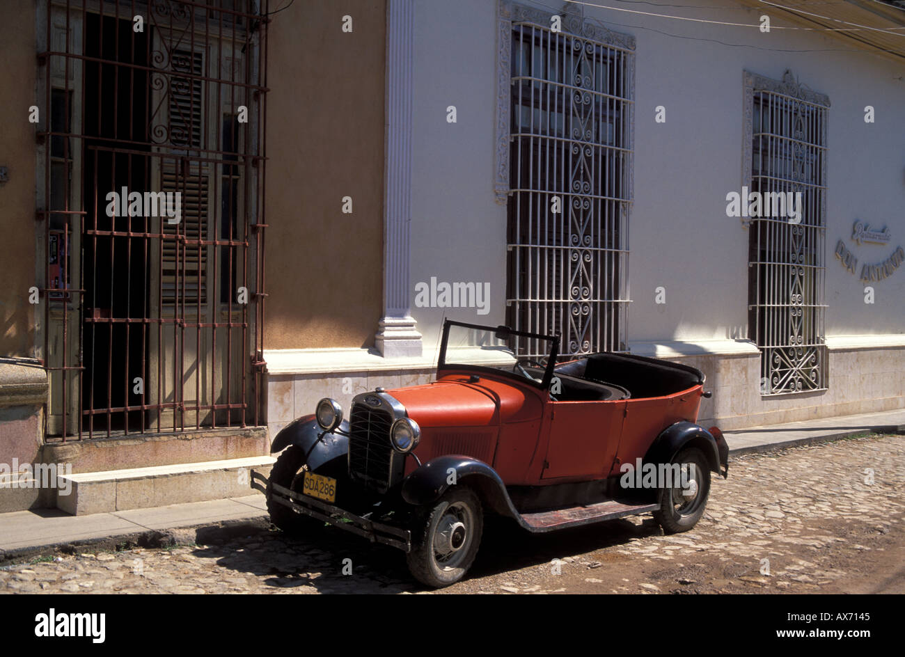 Roten Oldtimer Ford Modell T Art mit Eisentoren unter Windows in der Straße in Trinidad UNESCO World Heritage Site Kuba Stockfoto