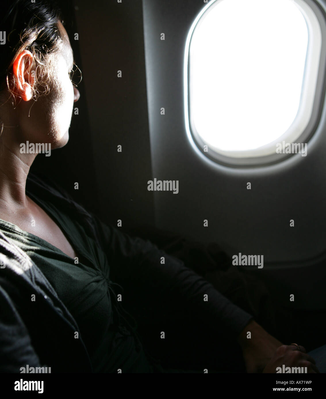 Frau in der Nähe von am Fenster eines Flugzeugs Stockfoto