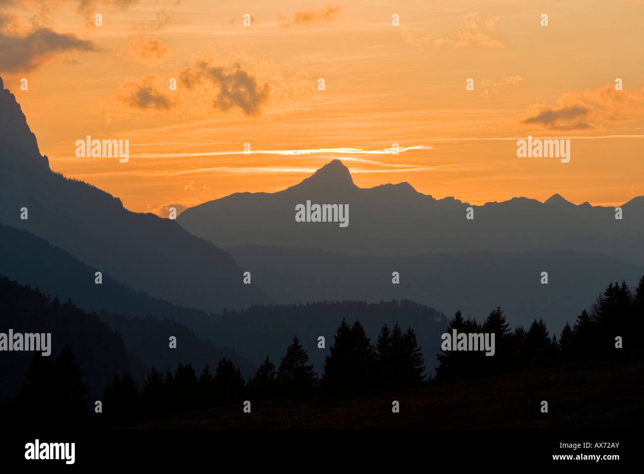 Deutschland, Bayern, Wettersteingebirge mit Zugspitze im Hintergrund Stockfoto