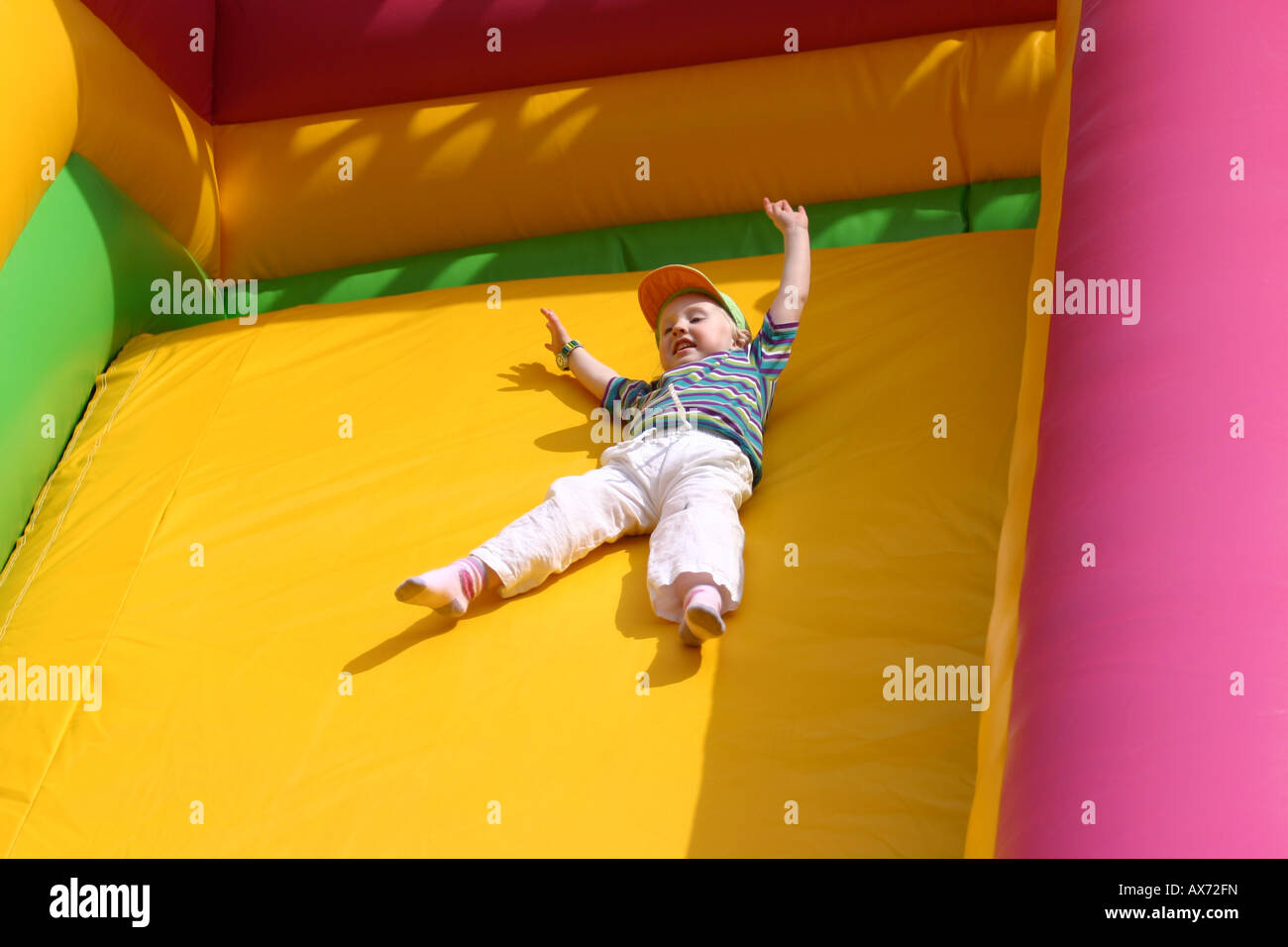 Kleines Mädchen Luft Folie Abrutschen Stockfoto