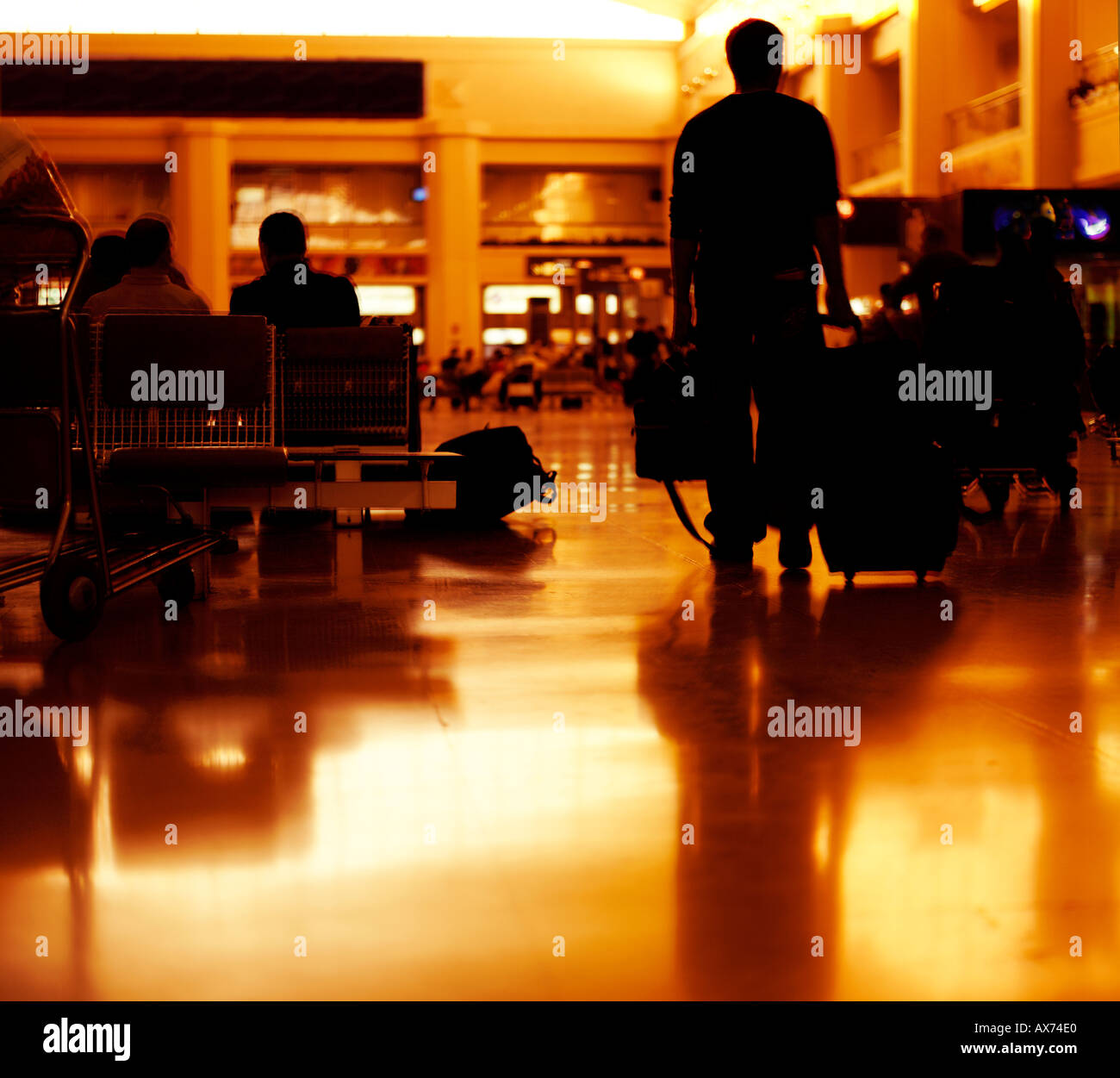 Passagiere im Flughafen Stockfoto