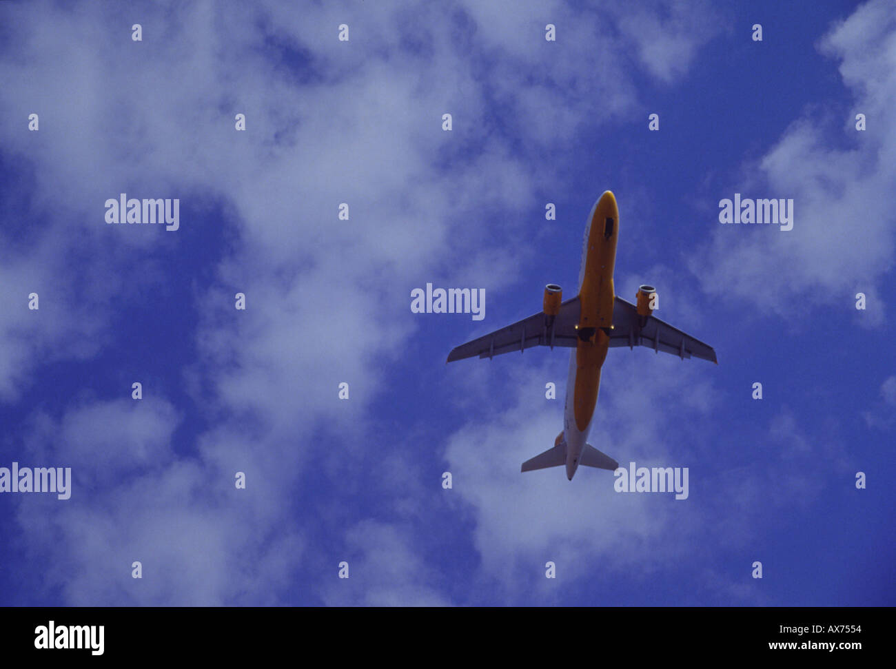 Paket-Urlaub-Flugzeuge dem Start vom Flughafen auf Lanzarote Kanarische Inseln Stockfoto