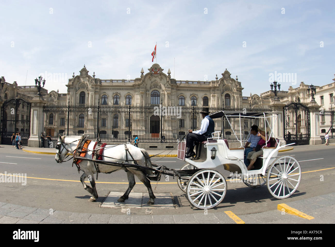 Ein Pferd gezogenen Wagen mit Touristen vor dem Präsidentenpalast in Lima, Peru. Stockfoto