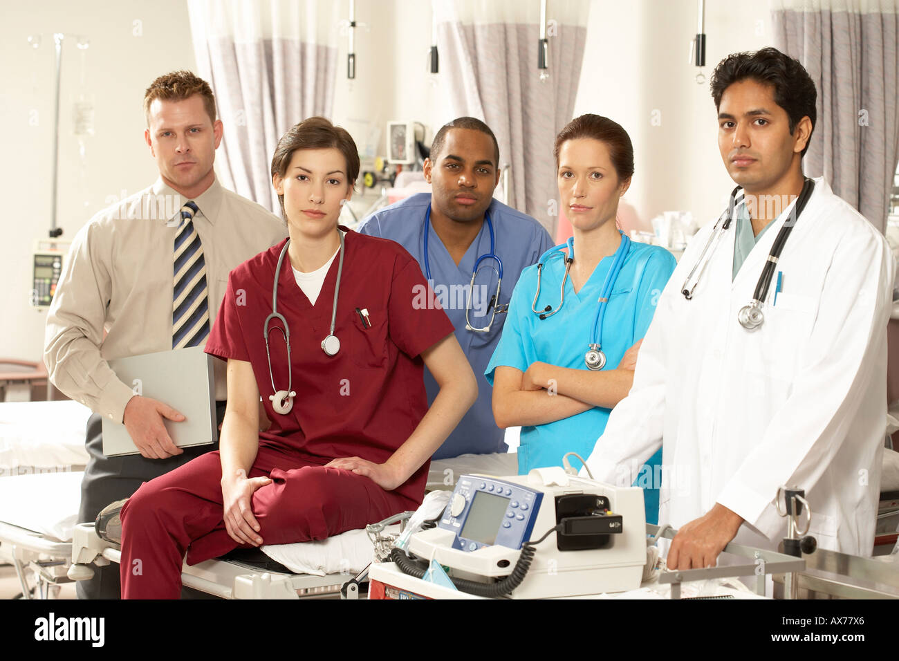 Drei Ärzte und zwei Ärztinnen Stockfoto