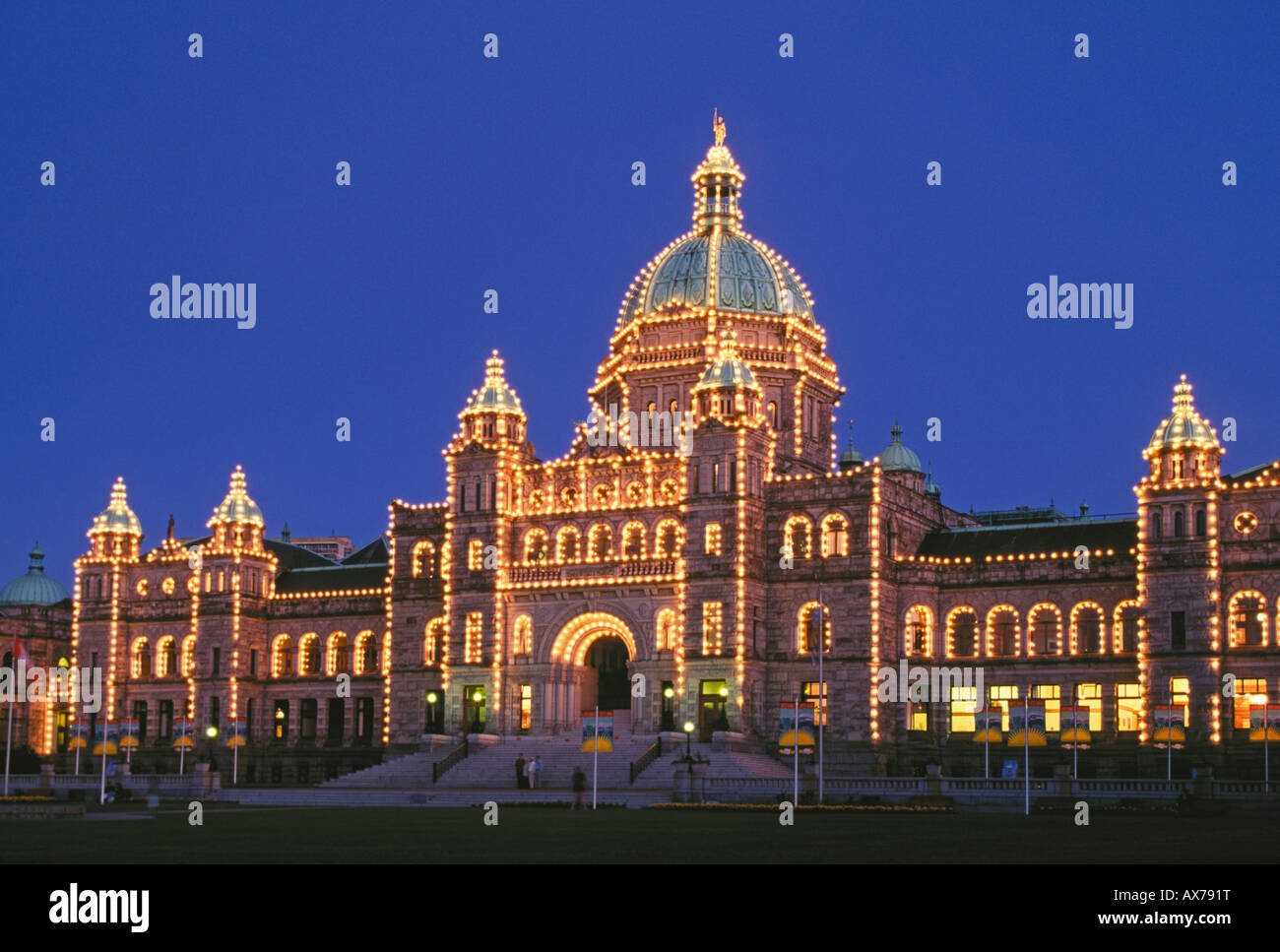 Parlamentsgebäude mit Licht in der Dämmerung Victoria Vancouver Island in British Columbia Kanada Stockfoto