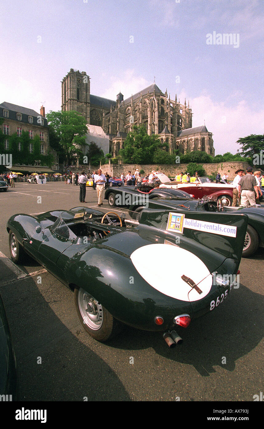 Historischen Le Mans 24 Stunde Rennen Jaguar D-Type geparkt vor der Kathedrale von Le Mans Frankreich 2003 Stockfoto