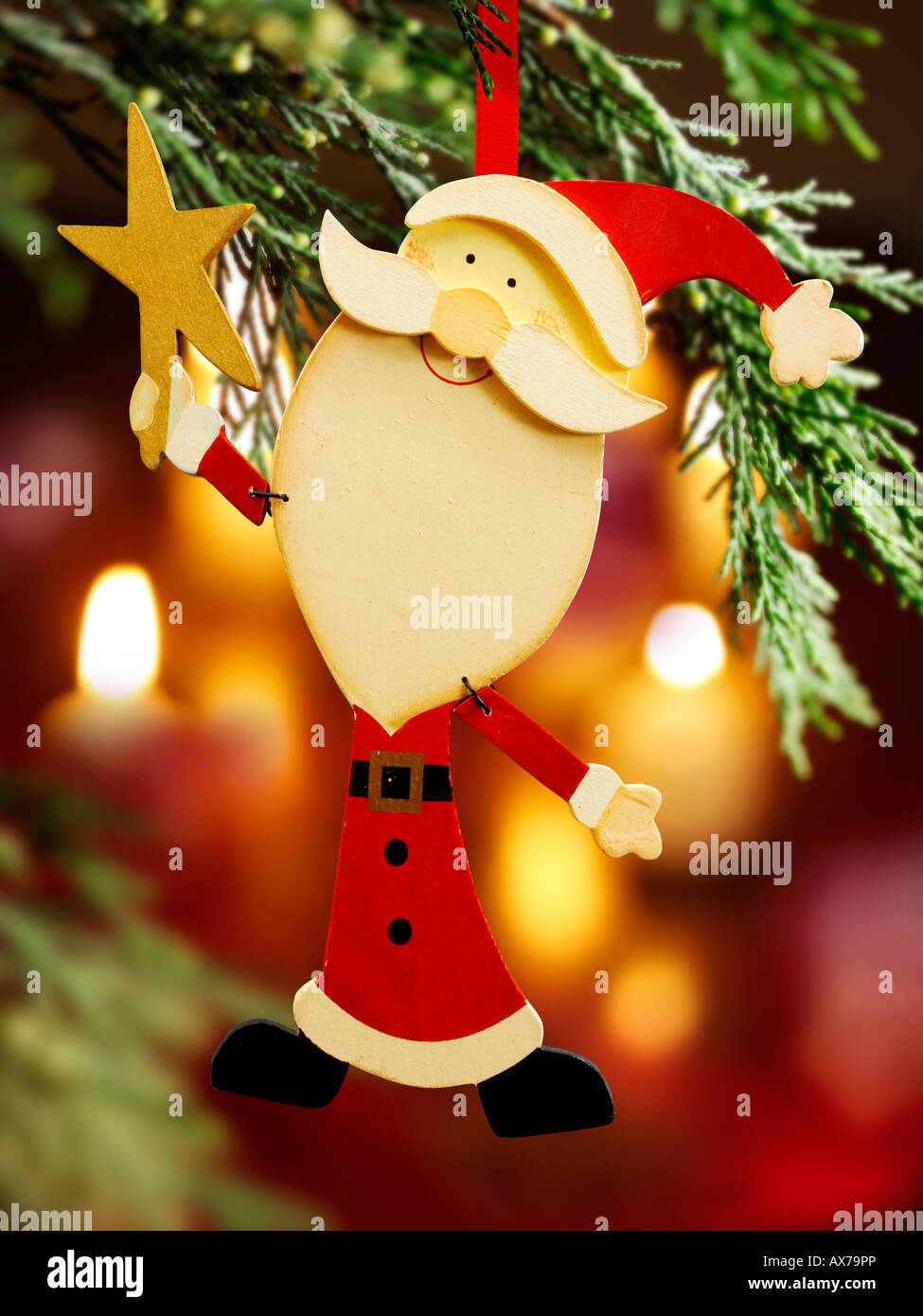Weihnachtsmann, Weihnachtsmann, Weihnachtsbaum Dekoration gegen eine Raum-Kulisse aus Holz handbemalt Stockfoto