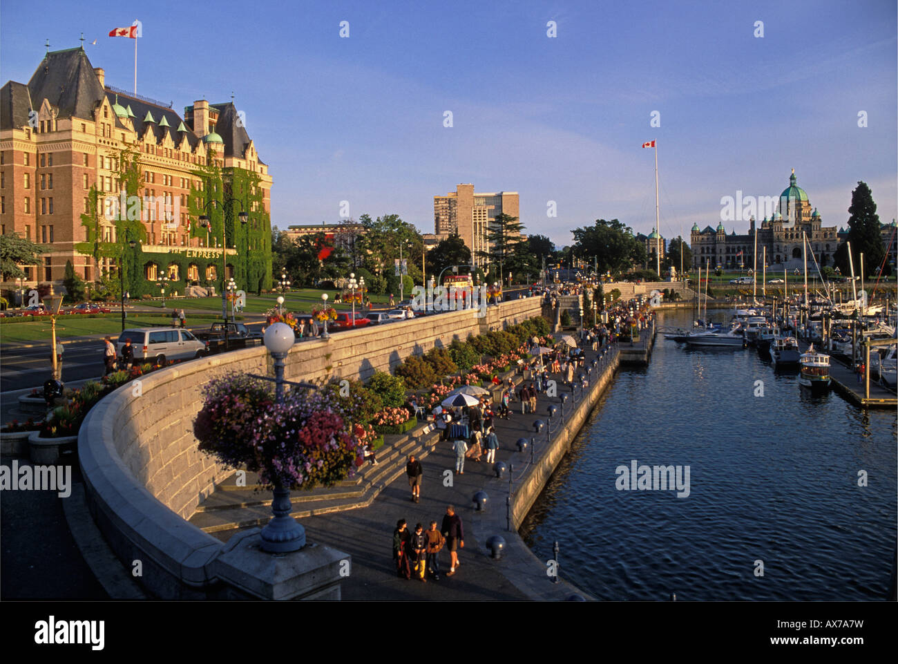 Empress Hotel Parlamentsgebäude und Innenhafen mit Menschen zu Fuß auf Promenade Victoria Vancouver Island in British Columbia Stockfoto