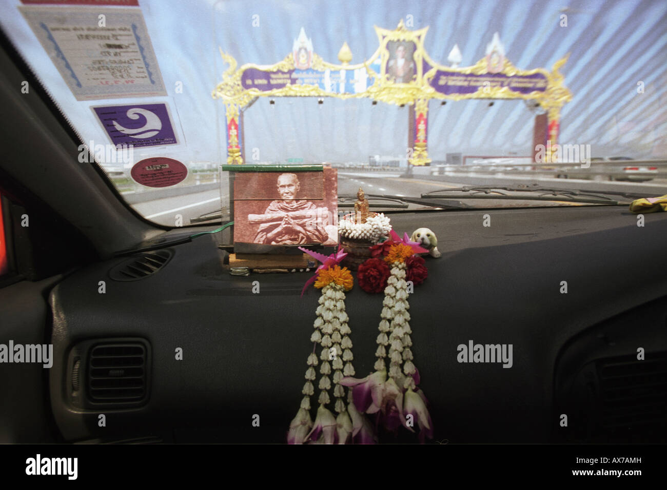 Fahrt mit dem Taxi von Bangkok International Suvarnabhumi Airport (BKK) Blick durch die Windschutzscheibe in Bankok Feier Bogen des Königs. Stockfoto
