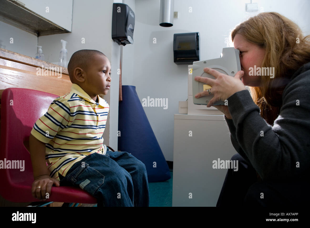 3-jährige Student ist mit "Suresight Vision Screener" in einer Schule in Connecticut als Teil einer Stadt medizinische Programm getestet. Stockfoto