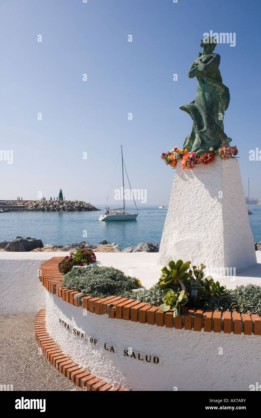 Puerto Marina Benalmadena Costa Costa del Sol Malaga Provinz Spanien Statue Nuestra Señora von La Salud am Eingang zum Hafen Stockfoto