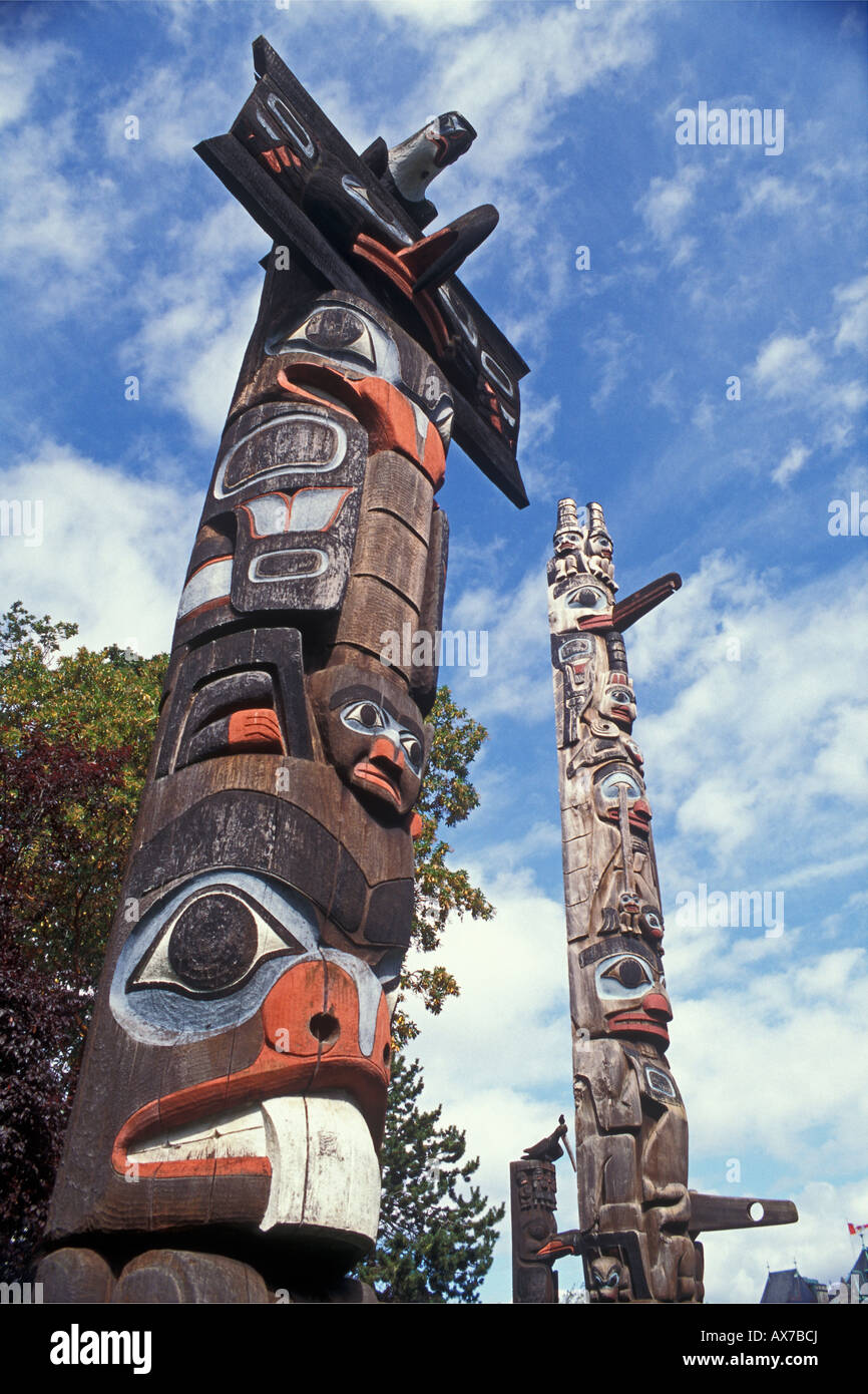 Totempfähle im Thunderbird Park Victoria Vancouver Island in British Columbia Kanada Stockfoto