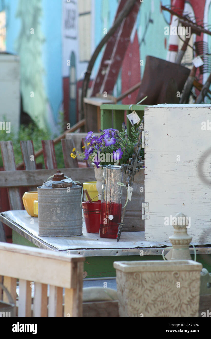 Antiquitäten und Geschenke für Verkauf außerhalb ein Antiquitätengeschäft Stockfoto