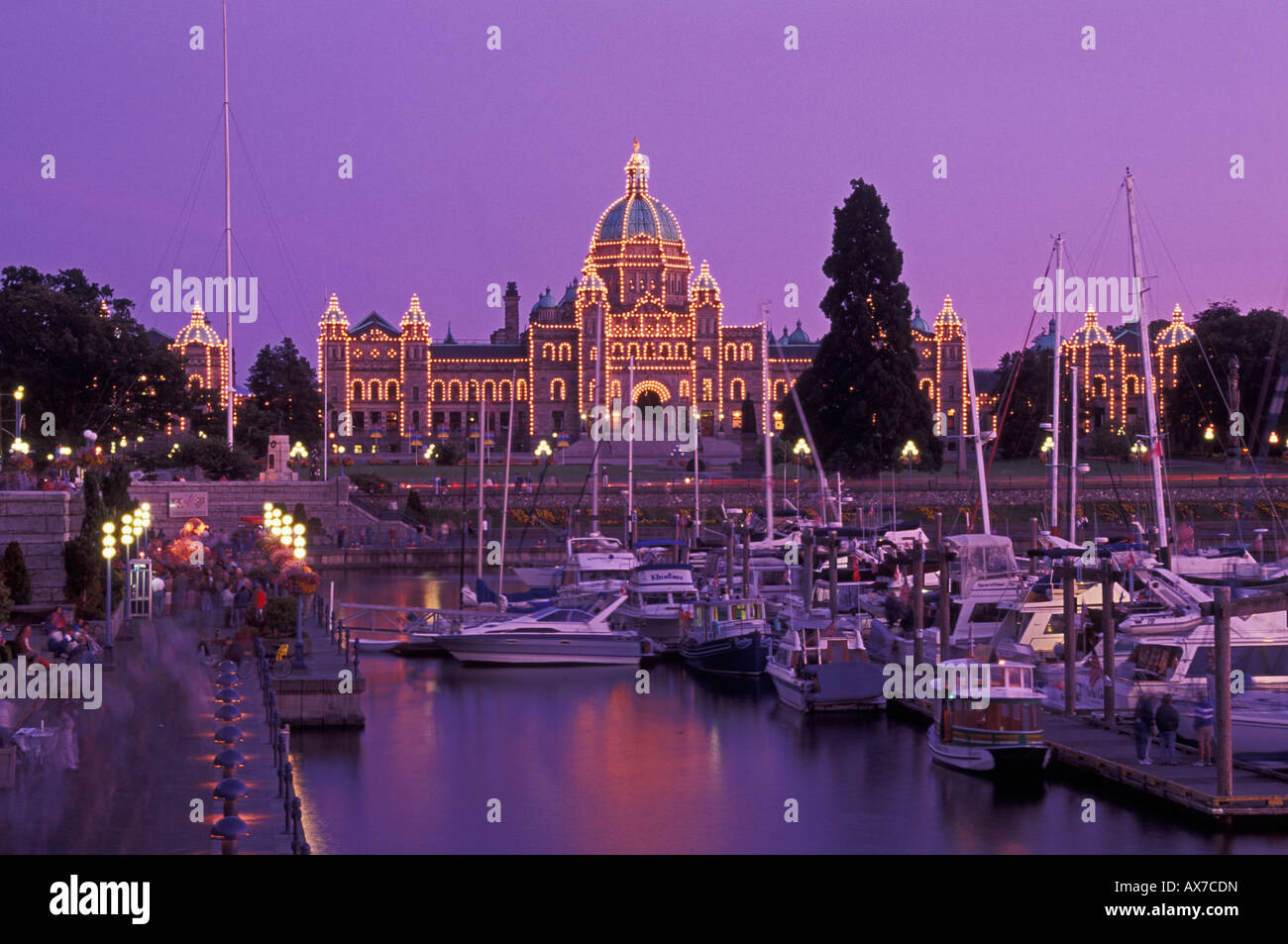 Parlamentsgebäude in der Dämmerung und Boote im Inneren Hafen Victoria Vancouver Island in British Columbia Kanada Stockfoto