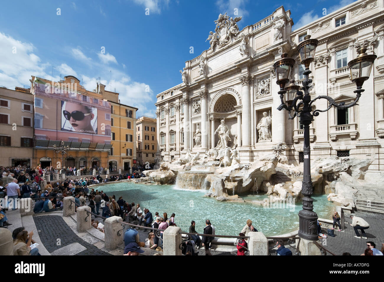 Trevi-Brunnen, Rom. Trevi-Brunnen oder Fontana di Trevi mit Plakatwand für Dolce e Gabbana-Sonnenbrille auf der linken Seite, Rom, Italien Stockfoto