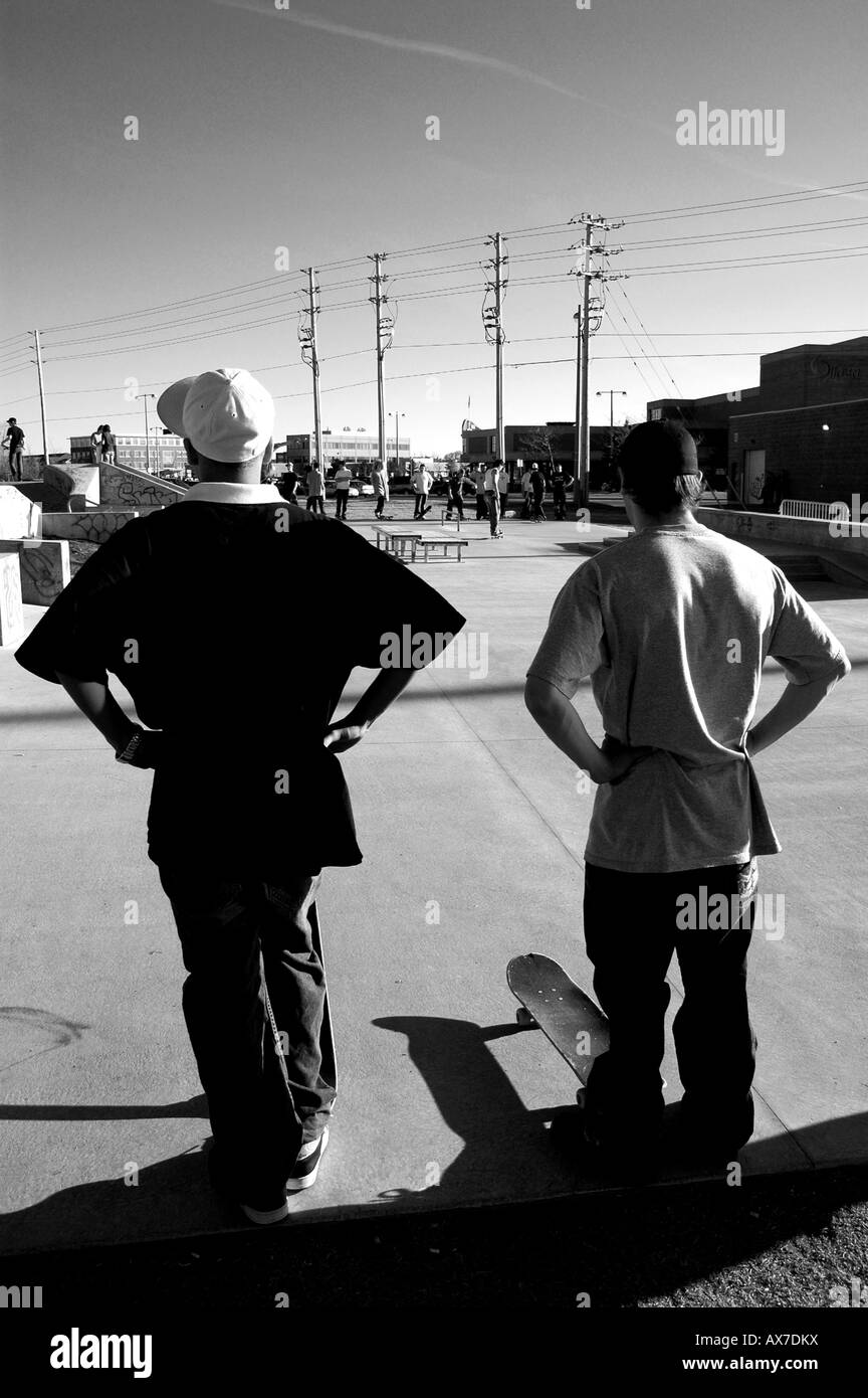 Zwei Skateboarder machen Sie eine Pause, die Aktion zu sehen Stockfoto