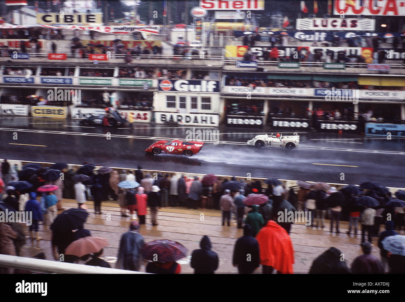 1970 Le Mans 24 Stunden Rennen Ferrari überholen die Healey im Regen Stockfoto