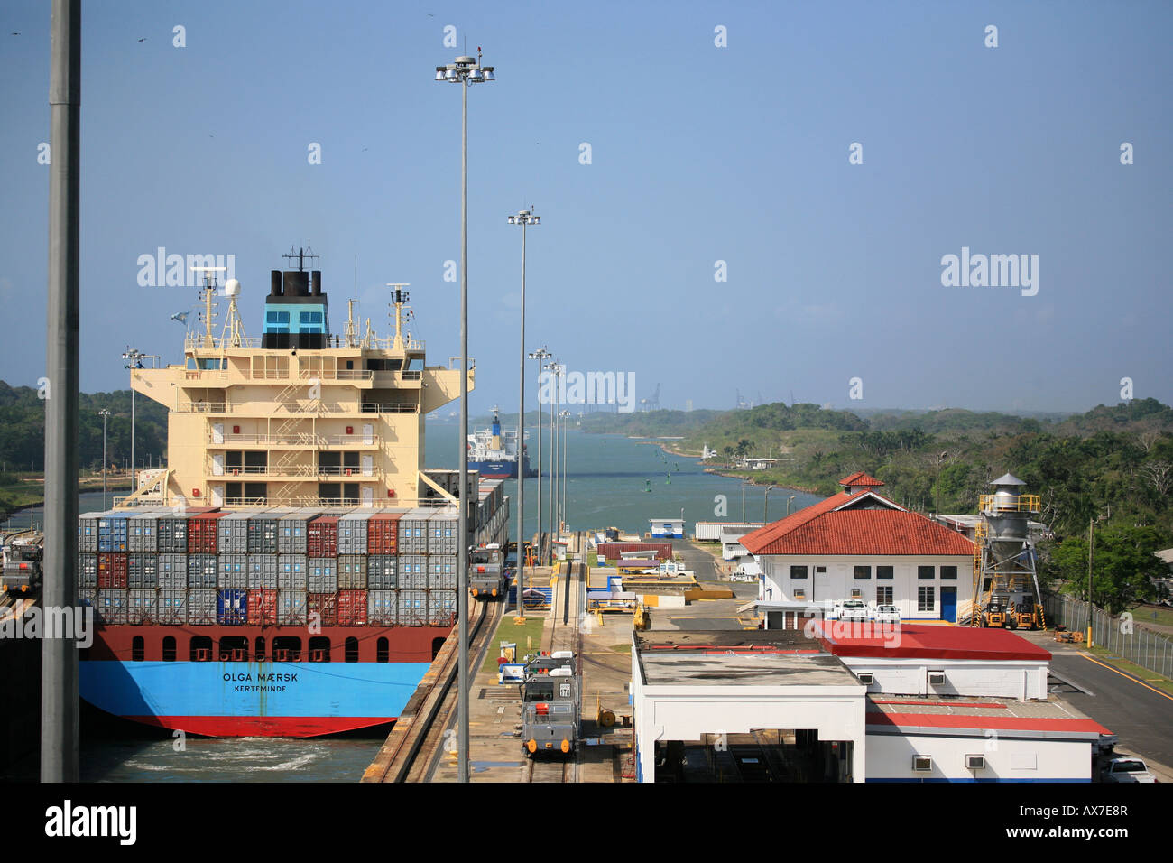 Schiff von Maersk im Gatun Schleusen auf der karibischen Seite des Panamakanals, Republik Panama. Stockfoto