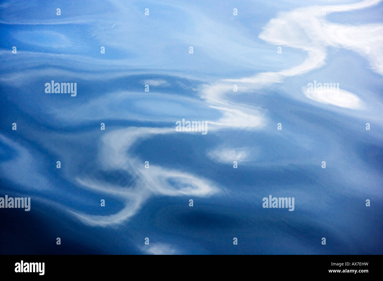Eine abstrakte Bild Hallo-Licht und Reflexionen auf einem sanften Meer. Stockfoto
