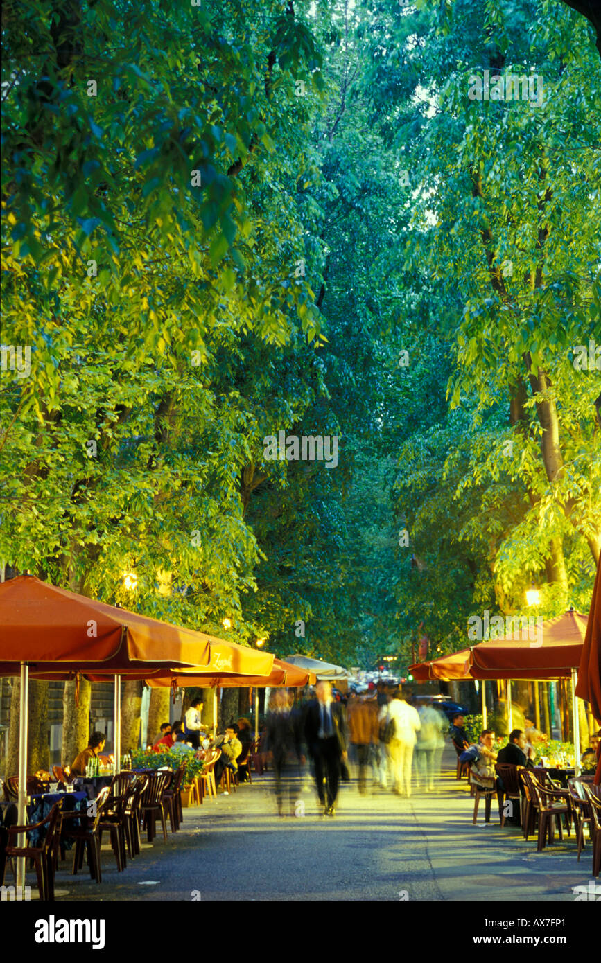 Menschen und Bürgersteig Cafés in Viale XX. Settembre in den Abend, Triest, Friaul, Italien, Europa Stockfoto