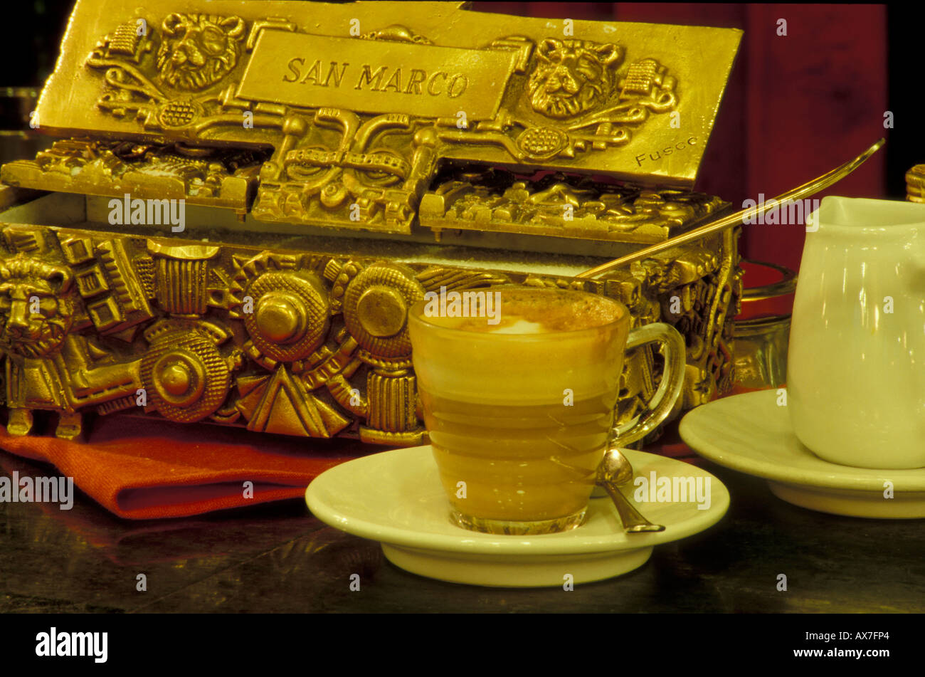 Kaffee Macchiato auf einen Tisch im Café San Marco, Triest, Friaul, Italien, Europa Stockfoto
