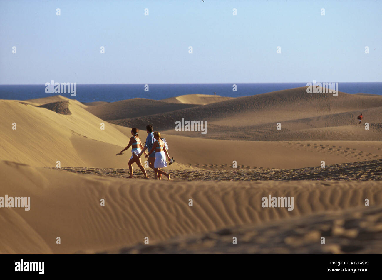 Menschen auf Sanddünen im Sonnenlicht, Maspalomas, Gran Canaria, Kanarische Inseln, Spanien, Europa Stockfoto