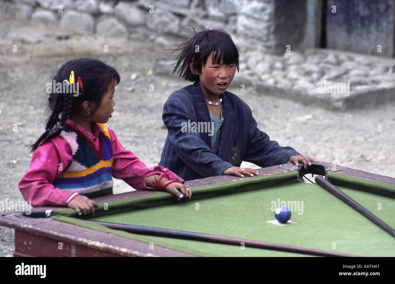 Tibetische Kinder Billard spielen. Lhasa, Tibet Stockfotografie - Alamy