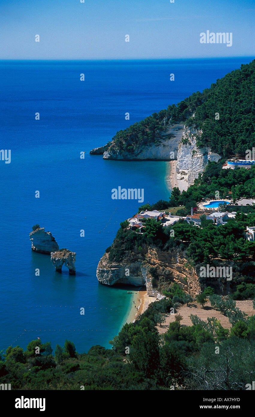 Blick auf Küste Bereich und Rock Formation, Baia Delle Zagare, Gargano, Foggia Provinz, Apulien, Italien, Europa Stockfoto