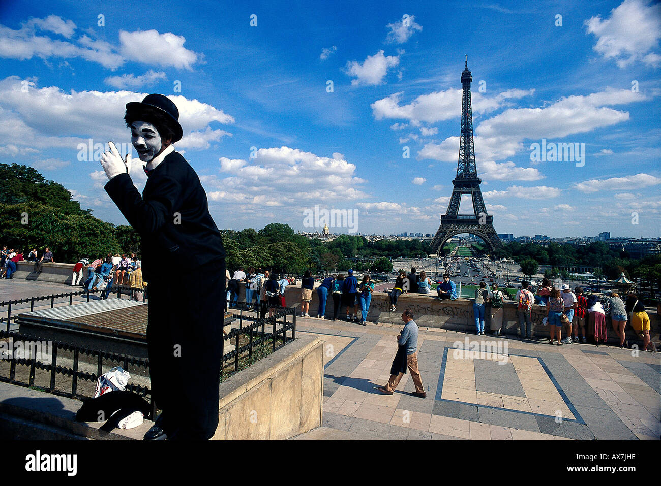 Clown am Trocadero vor dem Eiffel Turm, Paris, Frankreich, Europa Stockfoto
