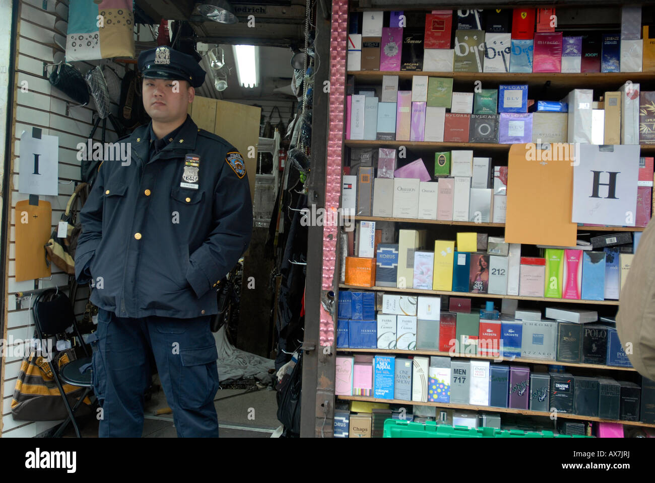 Nachgeahmte Waren beschlagnahmt in Chinatown und Kaufleute, die waren verkauft werden abgeschaltet Stockfoto