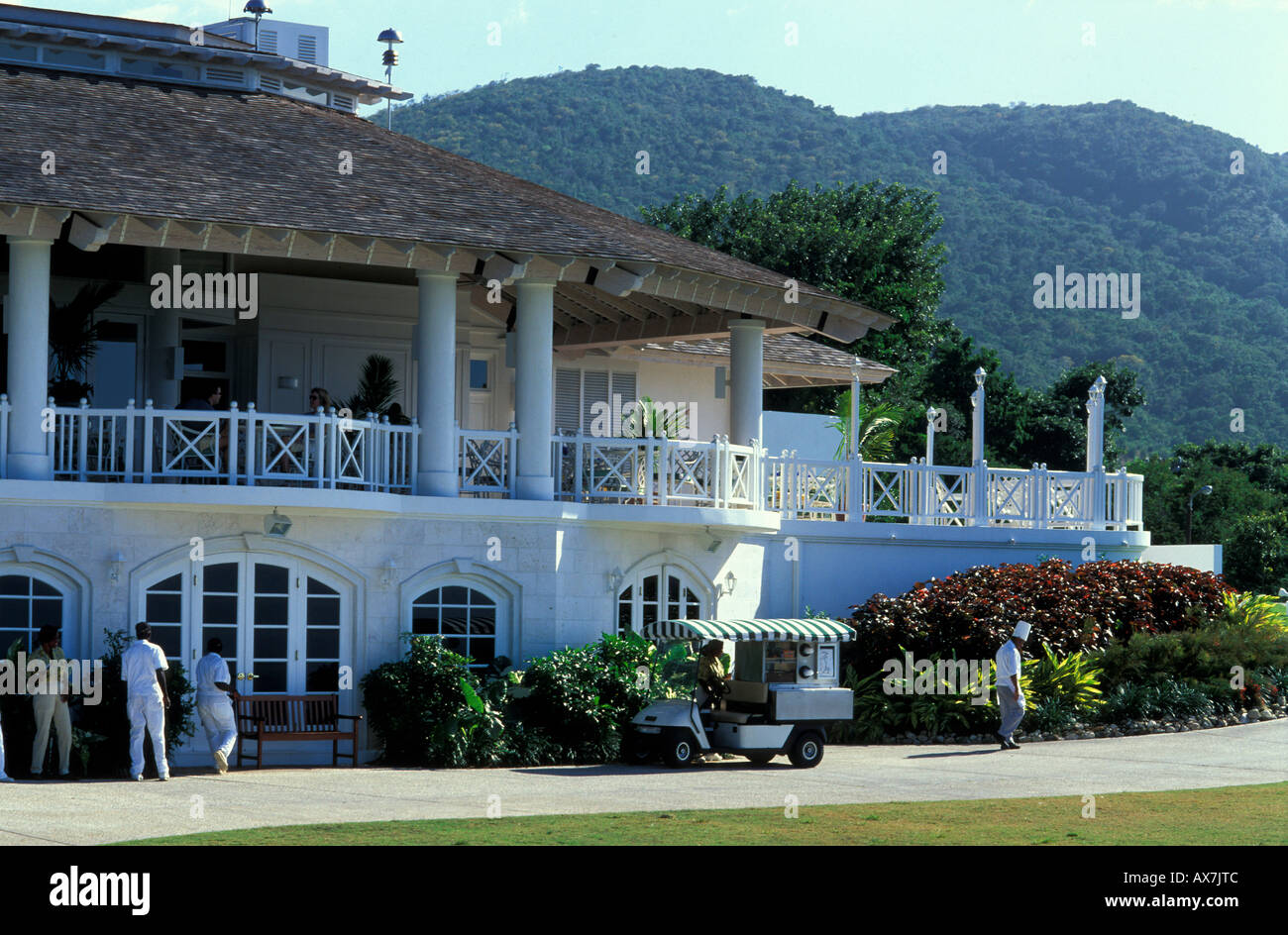 Menschen vor einem Gebäude der White Witch Golf Club, Rose Hall, Jamaica, Karibik, Amerika Stockfoto