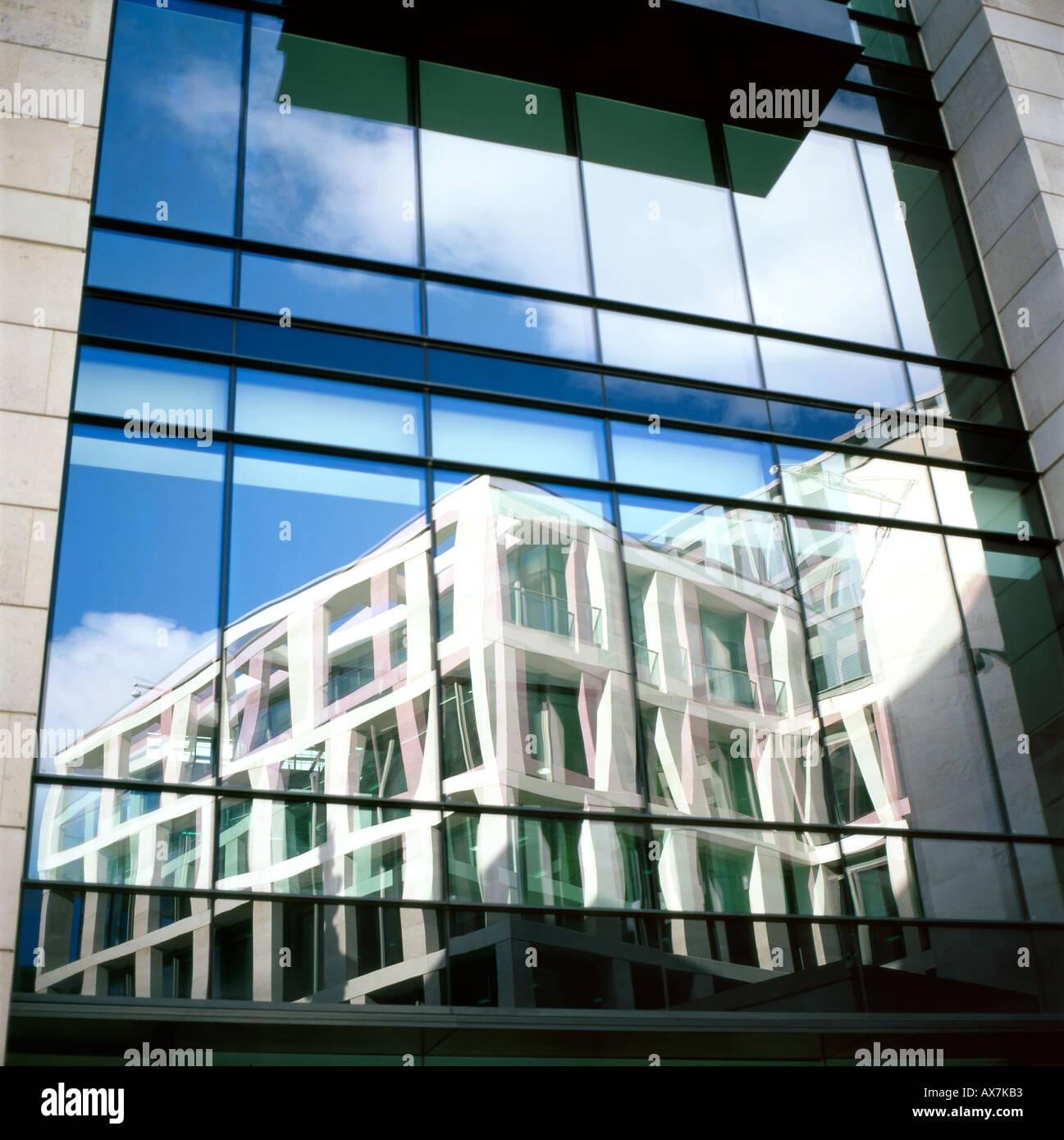 Reflexion an der London Stock Exchange Paternoster Square in einem angrenzenden Glasbau London UK KATHY DEWITT Stockfoto