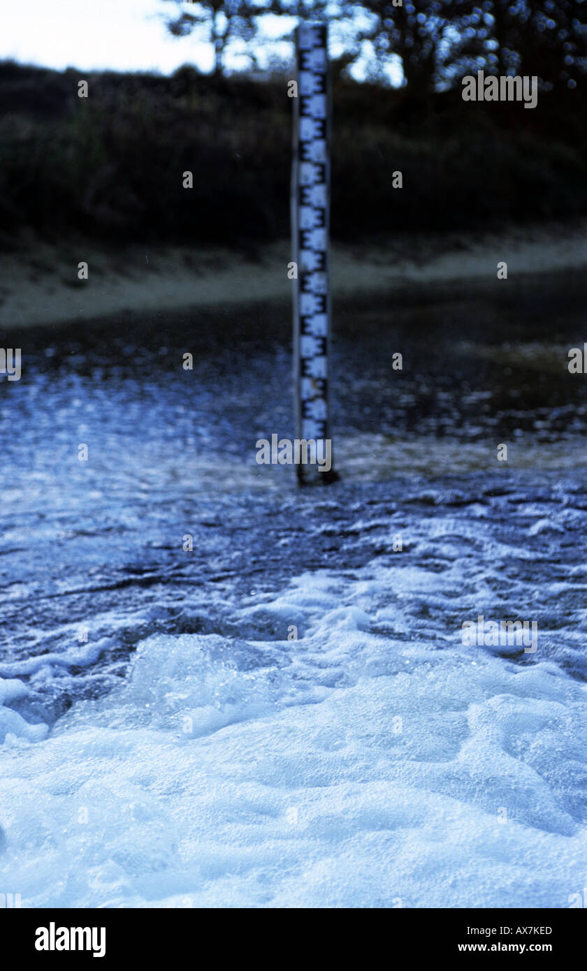 Wasser Tiefe Markierung an einem Stausee im Besitz von Gelsenwasser AG, Gelsenkirchen, Nordrhein-Westfalen, Deutschland. Stockfoto