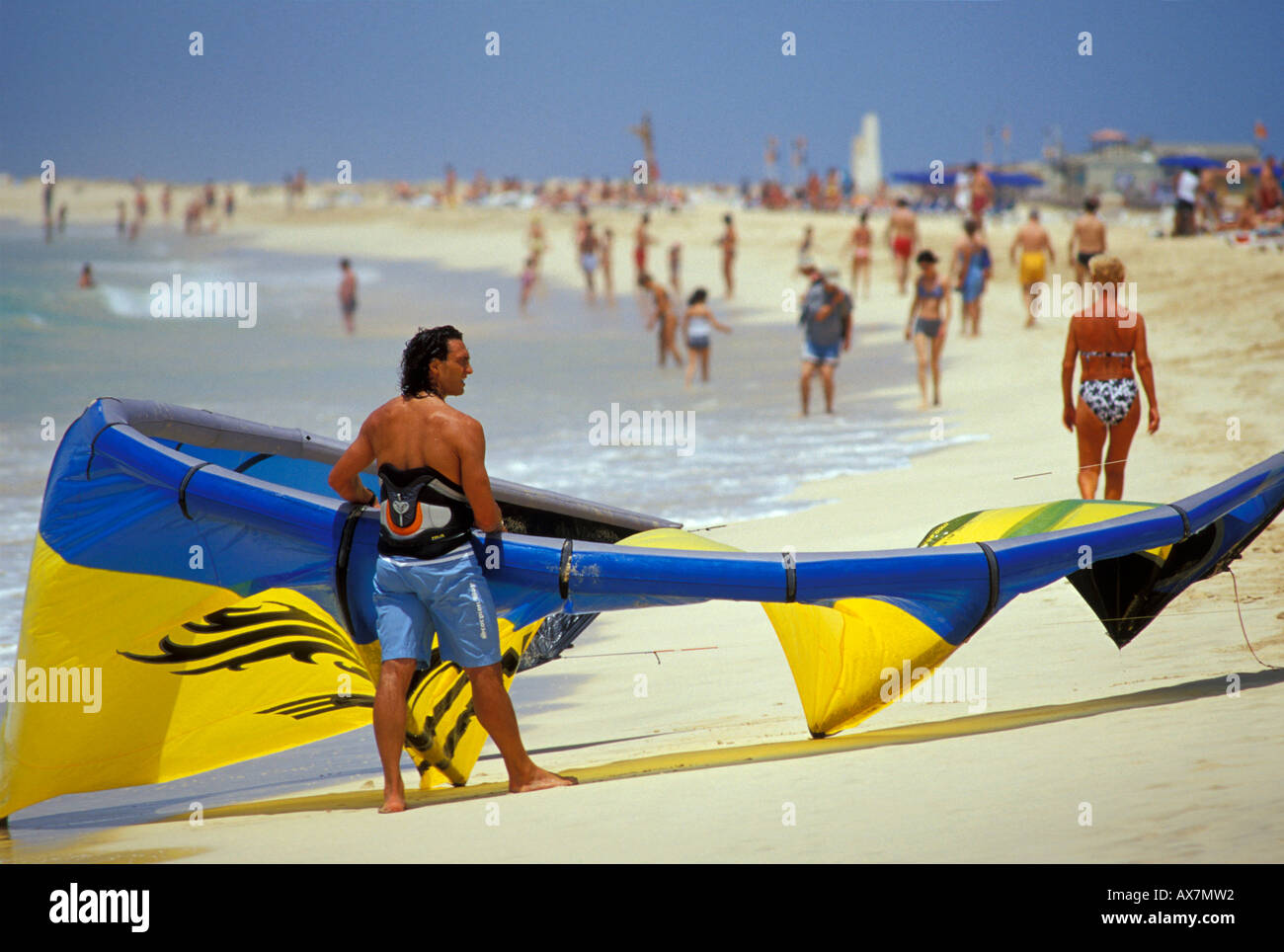Kite auf überfüllten Strand von Santa Maria, Sal, Kapverdische Inseln, Afrika Stockfoto