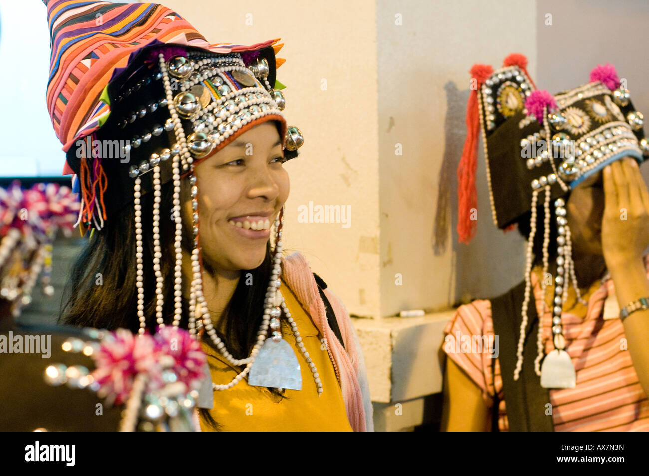 Frauen in Hill Tribe Kostümen in den Night Bazaar Chiang Mai Thailand Stockfoto