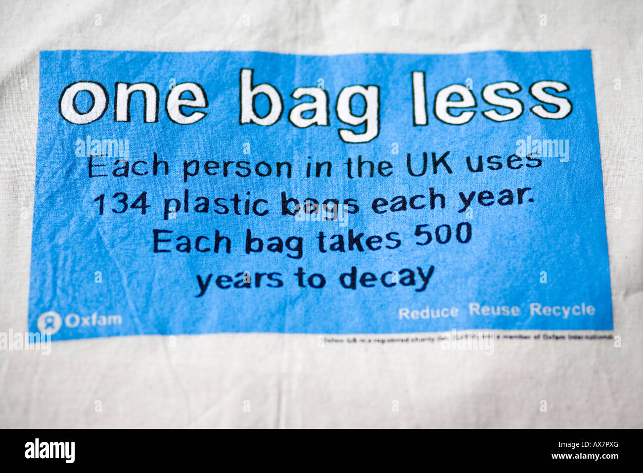 Oxfam "Eine Tasche weniger" Slogan auf eine wiederverwendbare Einkaufstasche, UK Stockfoto