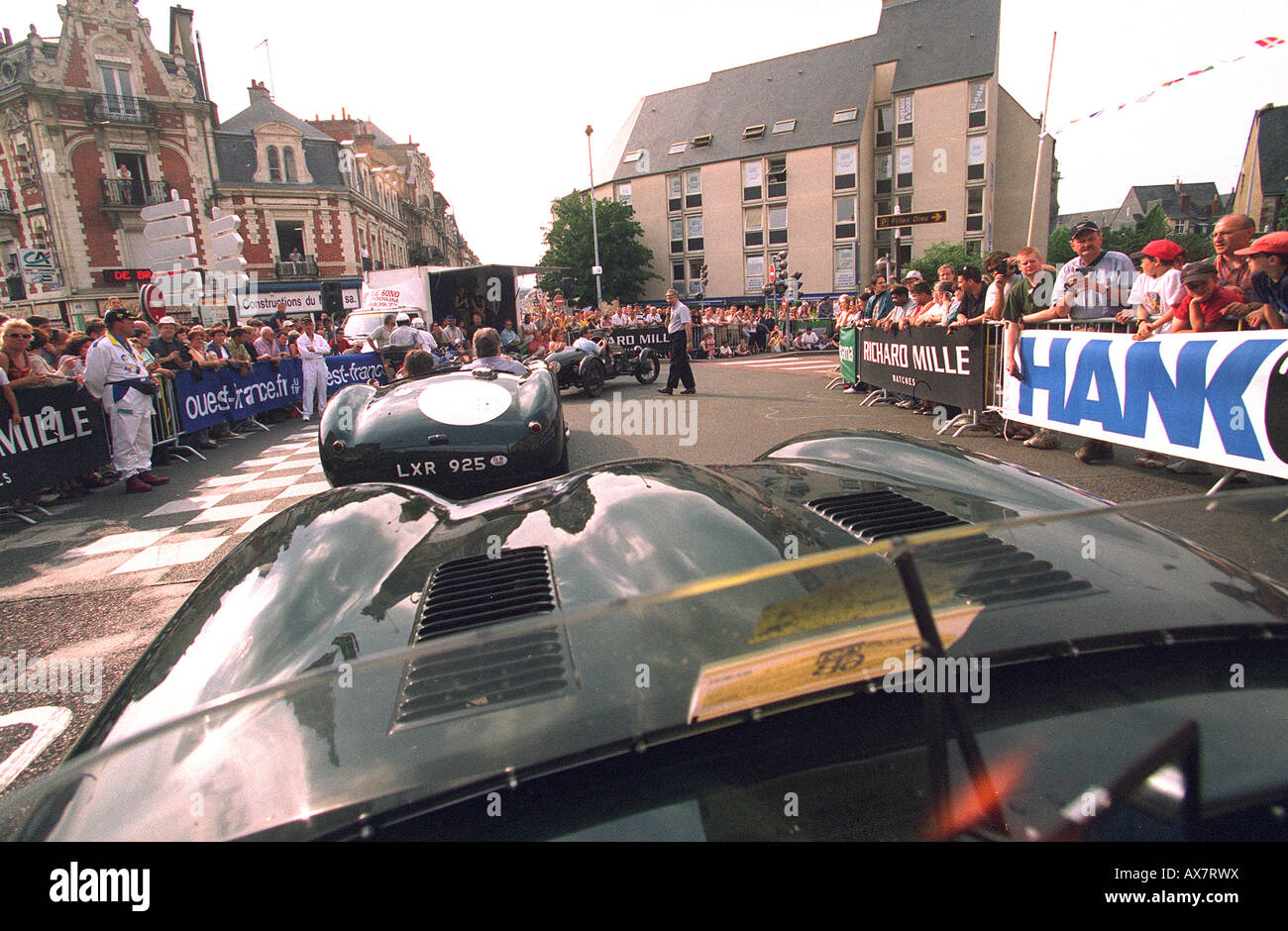 Historische 24 Stunden-Rennen von Le Mans, Typ D und C geben Jaguare Parade durch die Straßen von Le Mans Frankreich 2003 Stockfoto
