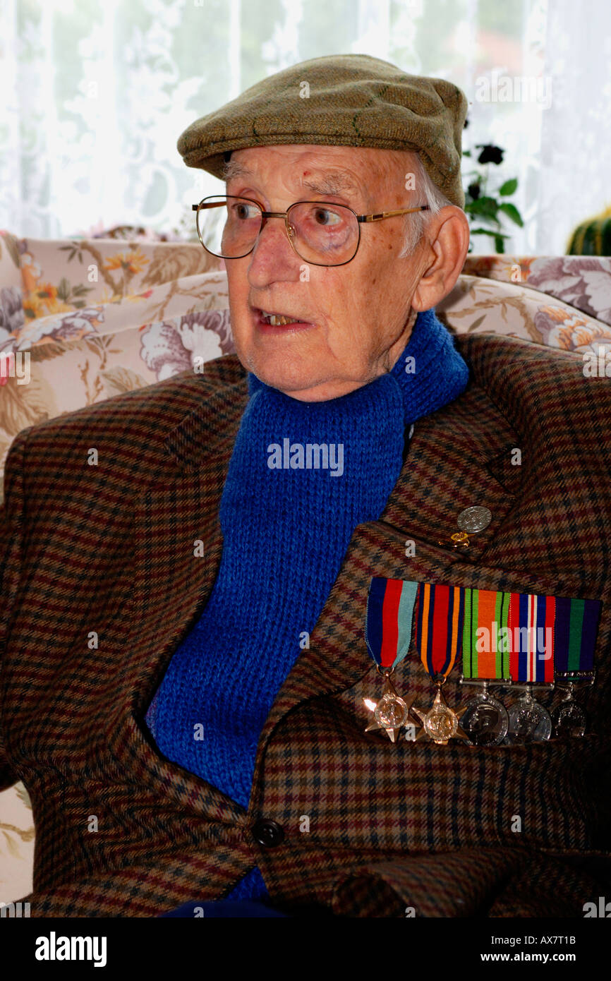 Britischer Kriegsveteran tragen seine Medaillen am Remembrance Day. Stockfoto