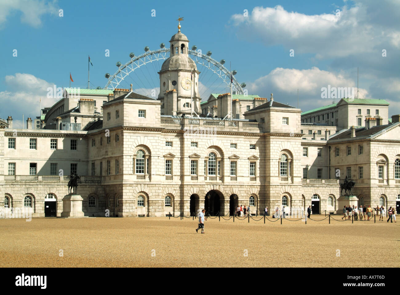 London Horse Guards Parade Ground Blick in Richtung Whitehall Gebäude mit London Eye über Uhrturm Stockfoto