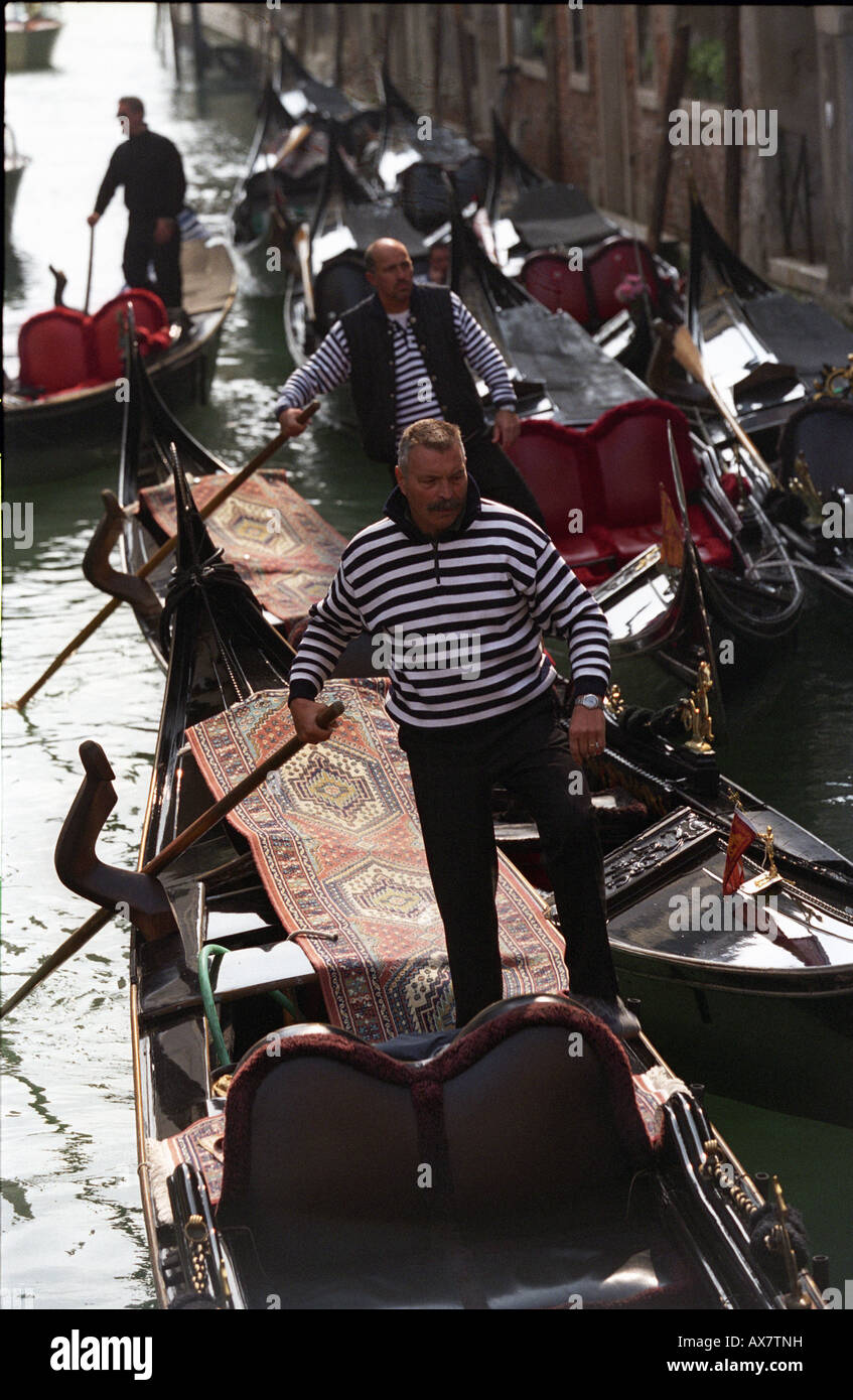 3 Gondoliere Paddeln auf einem Kanal in in einer Gondel Abholpunkt in San Marco westlich von St. Marks Platz Venedig Stockfoto