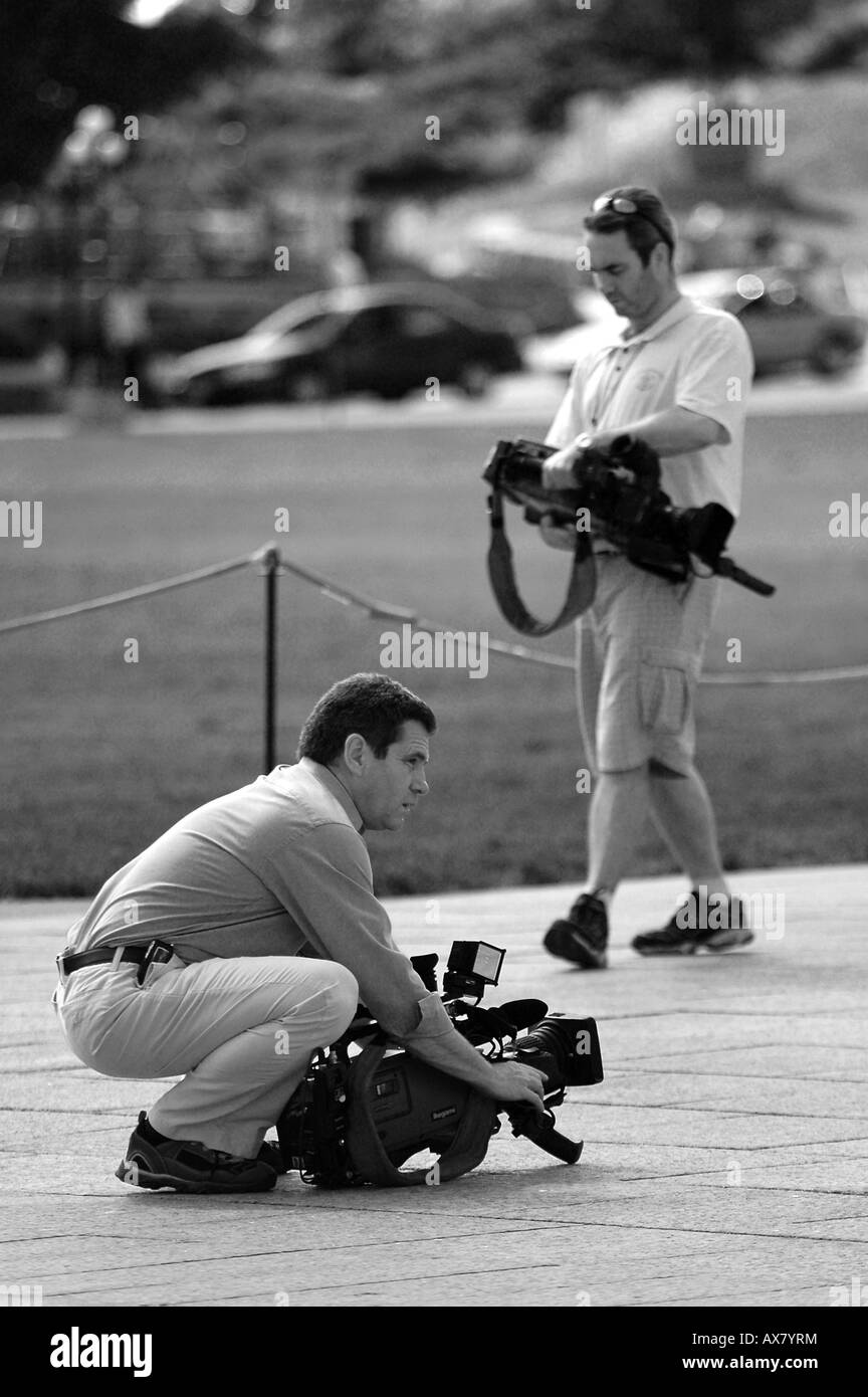 Zwei Nachrichten Kameraleute Videoband Abschnitten des laufenden Parliament Hill für eine Geschichte Stockfoto
