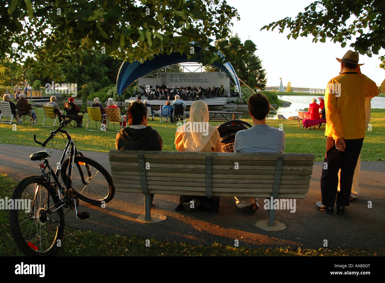 Eine Gruppe von Menschen sammeln in einem Park am Abend sehen Sie ein Community-event Stockfoto