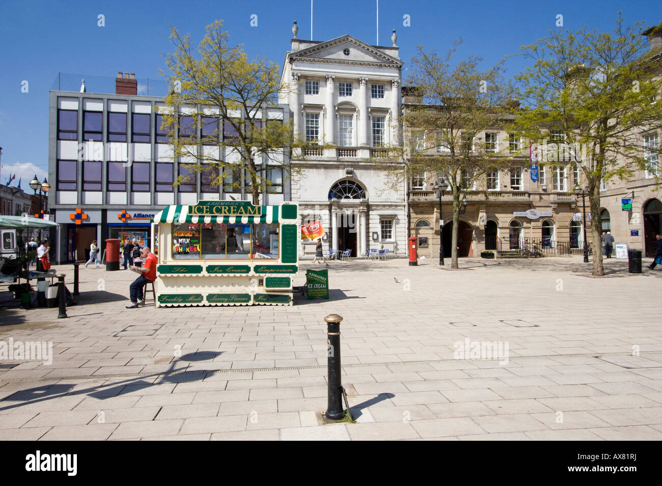 quadratische Stafford Midlands Marktgemeinde Zentrum England uk gb Touristen Stockfoto