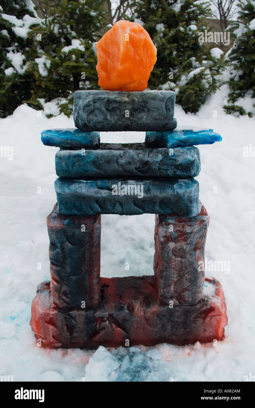 Nahaufnahme einer Inuskshuk Skulptur, die Inuit-Kunst aus Eis und gefärbt während der jährlichen Winterlude Aktivitäten in Ottawa Kanada gemacht Stockfoto