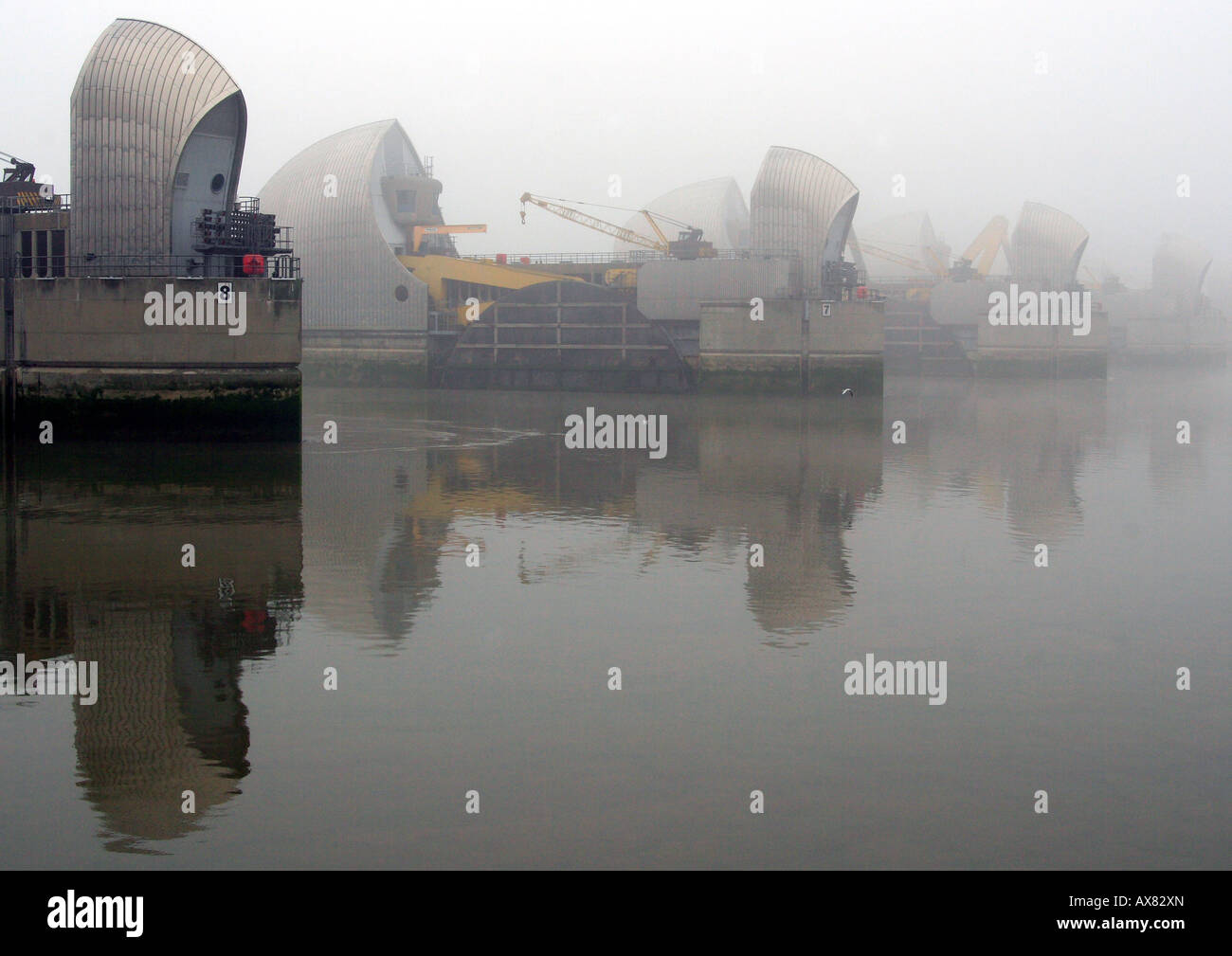 Thames Barrier, London während der Nebel. Stockfoto