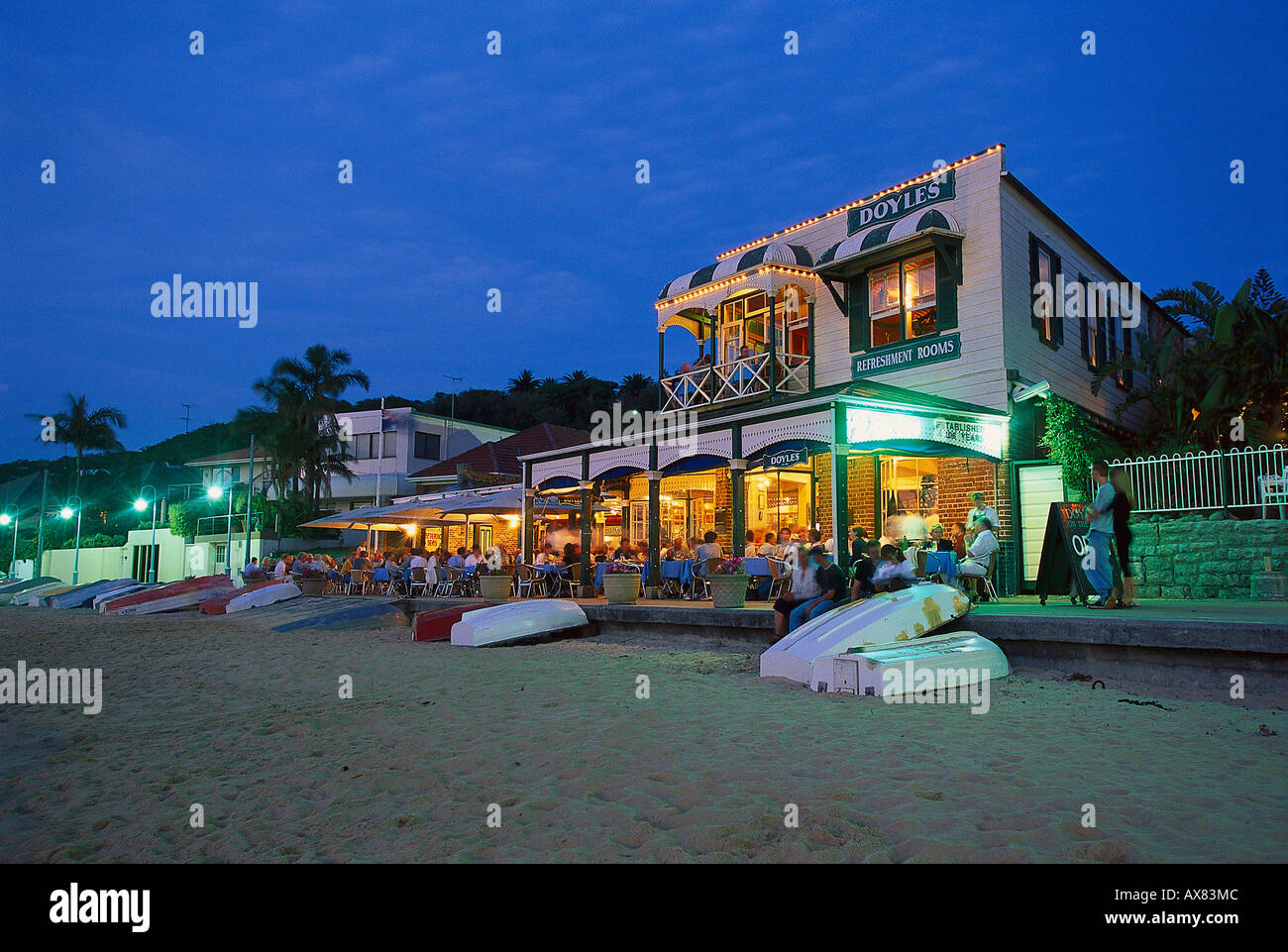 Leute sitzen auf der Terrasse des Restaurant Doyles am Strand am Abend Watson Bay, Sydney, New South Wales, Austral Stockfoto