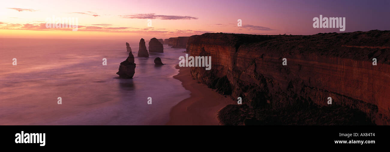 Zwölf Apostel bei Sonnenuntergang, Port Campbell National Park, Great Ocean Road, Victoria, Australien Stockfoto